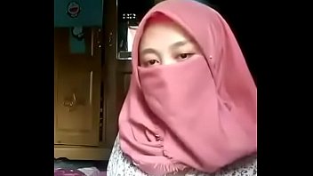 JILBAB MALU MALU TAPI PAMER MEMEK DAN TETE | BINTANGHALO.COM