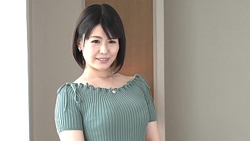 「体育会系のせいか昔からずっとこの髪型です。」十年間ソフトボールに明け暮れた元スポーツ女子でショートカットが良く似合う長谷部智美さん32歳。結婚7年目で現在はスーパーでパート勤務。