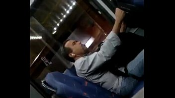 Safado exibindo a rola enorme no busão