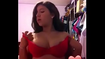 Hermosa Jovencita se toca en frente de su Cámara para su novio