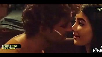 Hrithik Roshan and Pooja Hegde Hot Kiss In Mohenjo Daro