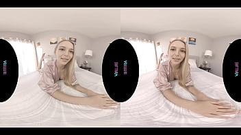 Skinny blonde spinner masturbating in virtual reality