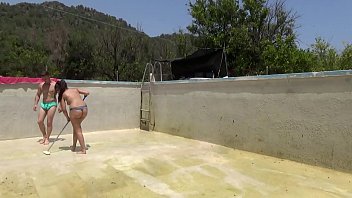 La h. de la dueña de la casa tiene 18 años nada más pero tiene mucho carácter y le enseña al jardinero cómo hay que fregar el suelo de la piscina