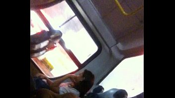 Mostrando o pau pra novinha no ônibus