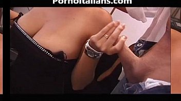 Ragazza con tette naturali italiane fa pompino - Italian girl with natural tits