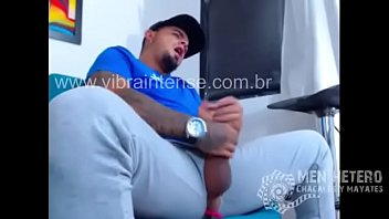 Hetero do pauzão punhetando pra video gay escondido e achou que ninguém veria - Vibraintense