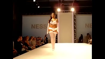 Desfile de modelos gordinhas de lingerie fio dental #5