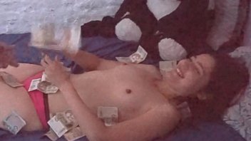 Divertido sexo entre dinero. Putita cara