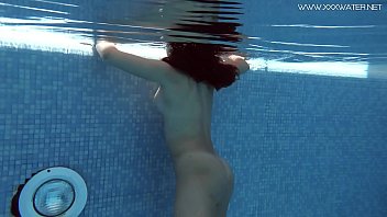 Underwater in the pool a hot Spanish hottie Diana
