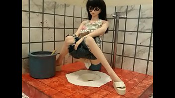 Doll in Chinese toilet ドールがトイレで。figure・hentai 人形LOVE