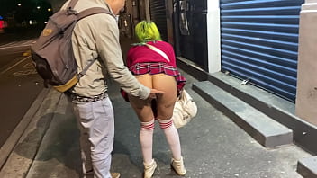 Mostrando las bragas en la calle, es sorprendida por un fan, hyperversos