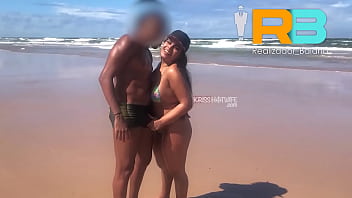 Realizador Baiano em pegação em praia publica com hotwife com direito a corninho cuckold gravando sua esposa namorando o negro dotado