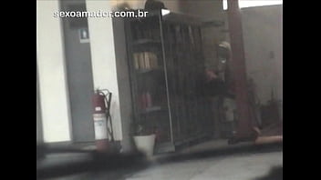 Cliente de posto de gasolina flagra casal fazendo sexo no local