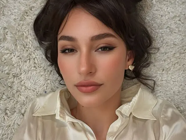 Watch AllegraEssen’s Cam Show Live