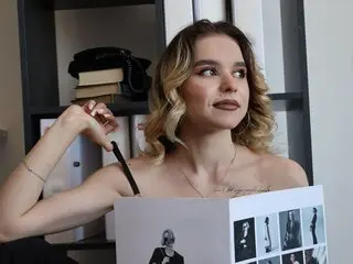 Watch EmelyHoward’s Cam Show Live