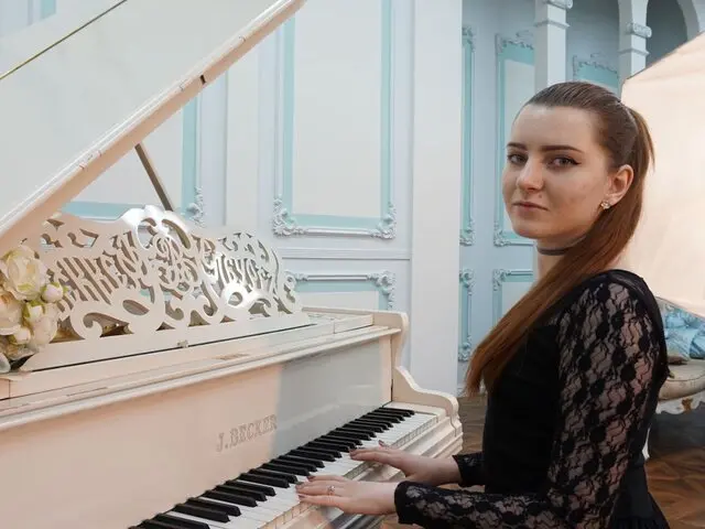 Watch GoldViki’s Cam Show Live