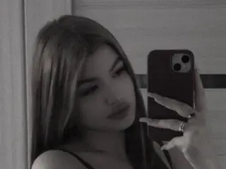 Watch LoraineLutton’s Cam Show Live