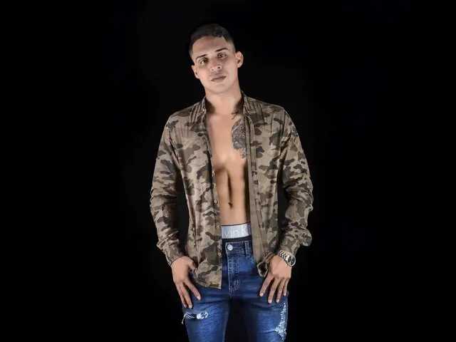 Watch maxmusclelatinx’s Cam Show Live