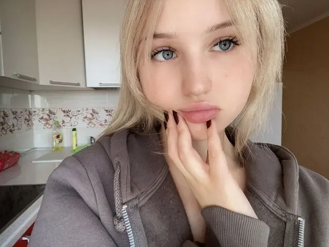 Watch MiliWia’s Cam Show Live