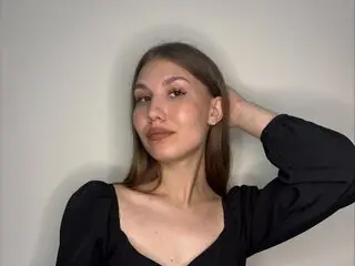 Watch QueenieCage’s Cam Show Live