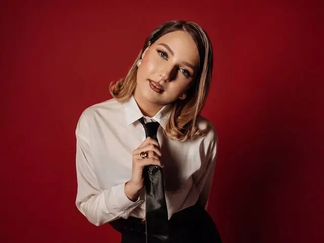 Watch TinaBurton’s Cam Show Live